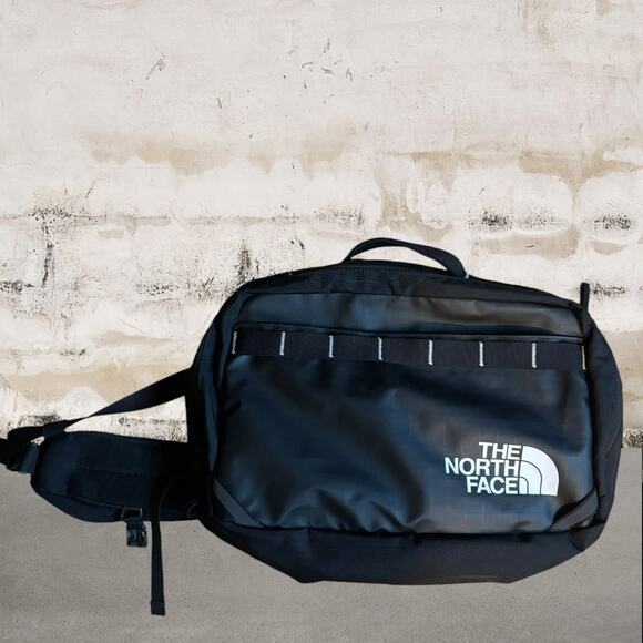 The North Face NWOT Base Camp Voyager Sling in Black - Picture 3 of 7